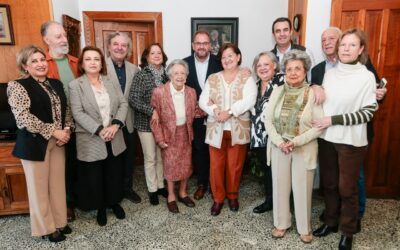 El alcalde impone el escudo de oro de la ciudad a Agustina Nogales Gómez en el día en el que cumple los 100 años