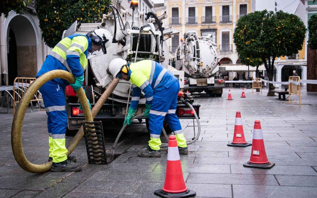 Más de 30.000 kilos de residuos extraídos de alcantarillas y redes de saneamiento de Mérida durante 2023