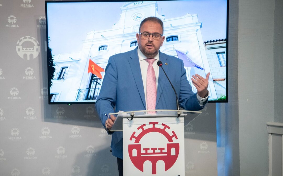 El alcalde ha solicitado en la reunión del Consejo de Capitalidad la puesta en marcha de los proyectos comprometidos con Mérida como el nuevo Parque Móvil regional, la ampliación de la Escuela de Idiomas, la creación del Centro de Estudios Agrarios, la nueva sede de FUNDECYT, la electrificación de Expacio Mérida o la creación de una Residencia Universitaria, entre otros asuntos