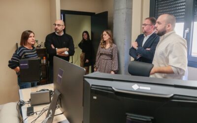 El alcalde visita la productora audiovisual ‘Synopsis’,  con sede en Mérida, que da empleo a 20 personas y que produce en la actualidad piezas para televisión, cine y publicidad