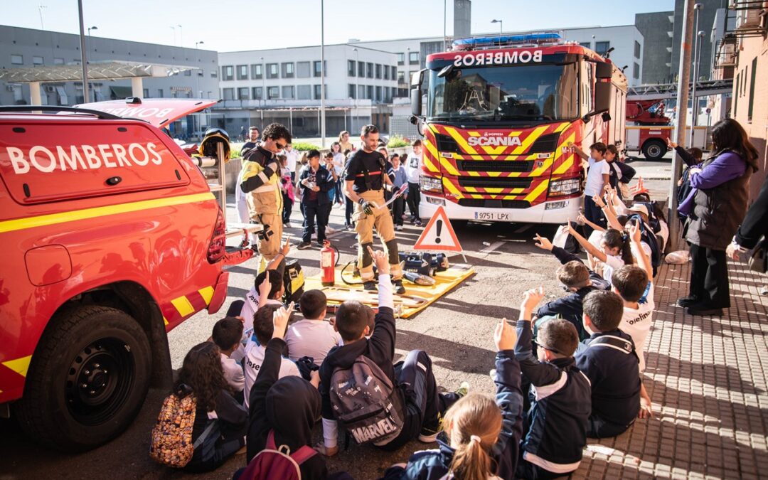 Un centenar de escolares de Las Josefinas y el Colegio San Luis han participado en una jornada de convivencia con los bomberos en San Lázaro