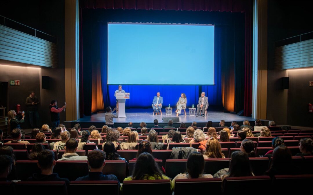 El alcalde inaugura en el Teatro María Luisa el primer congreso que se celebra en este recinto con motivo de las I Jornadas Extremeñas de Humanización en Cuidados Críticos