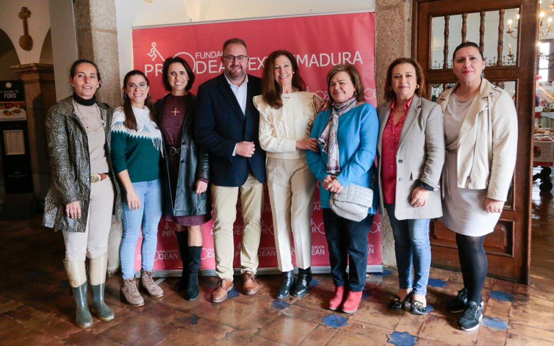 El alcalde agradece a PRODEAN la puesta en marcha de su tradicional Rastrillo de Navidad en el Parador y anima a la población a participar para recaudar fondos destinados a becas de estudio para niñas y niños de Camerún