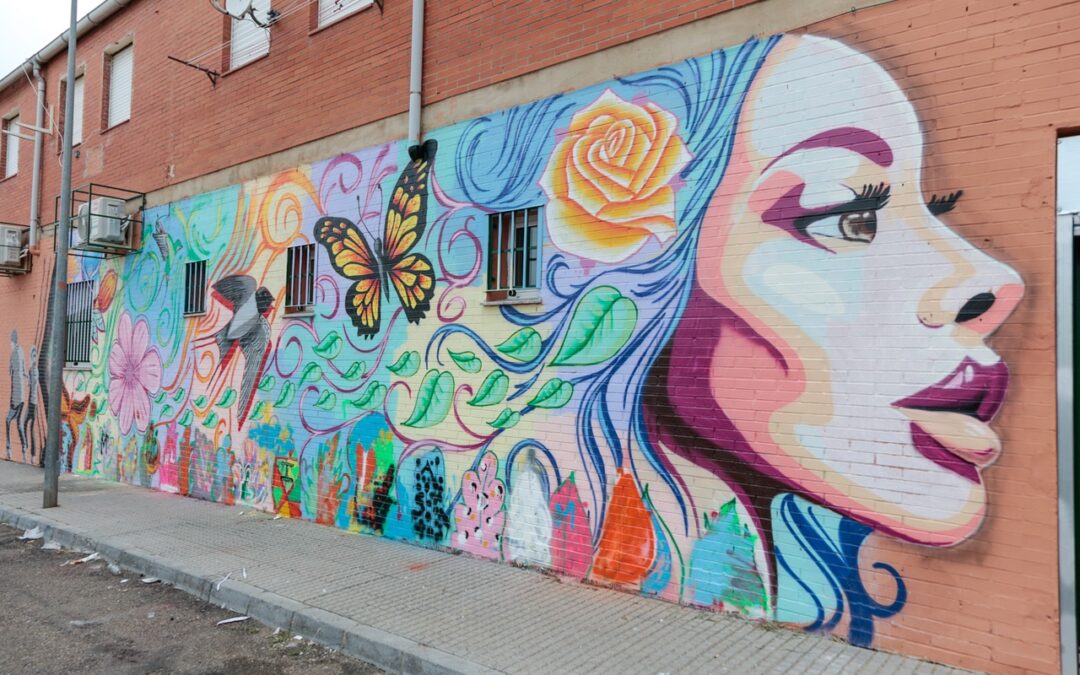 La fachada Centro Social de San Lázaro acoge un gran mural que homenajea  a la barriada