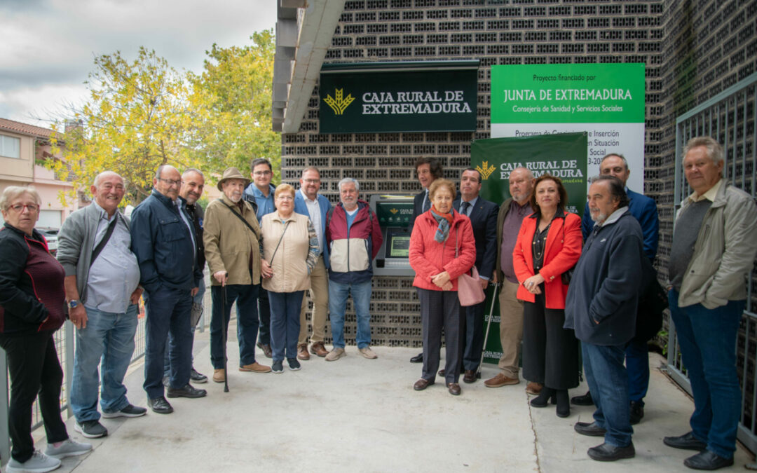 El alcalde inaugura el nuevo cajero automático en Nueva Ciudad ubicado en el Centro Cultural de la barriada acompañado por el Consejo Local de Mayores y las Asociaciones de Vecinos