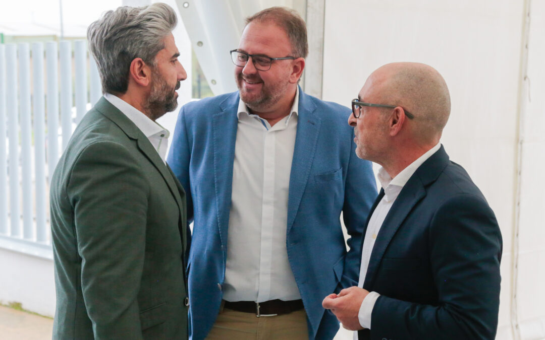 El alcalde, Antonio Rodríguez Osuna, ha visitado hoy las instalaciones de la empresa emeritense ‘Servitopo’ con motivo de la celebración de su 20 aniversario