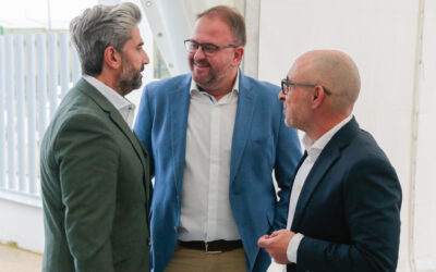 El alcalde, Antonio Rodríguez Osuna, ha visitado hoy las instalaciones de la empresa emeritense ‘Servitopo’ con motivo de la celebración de su 20 aniversario