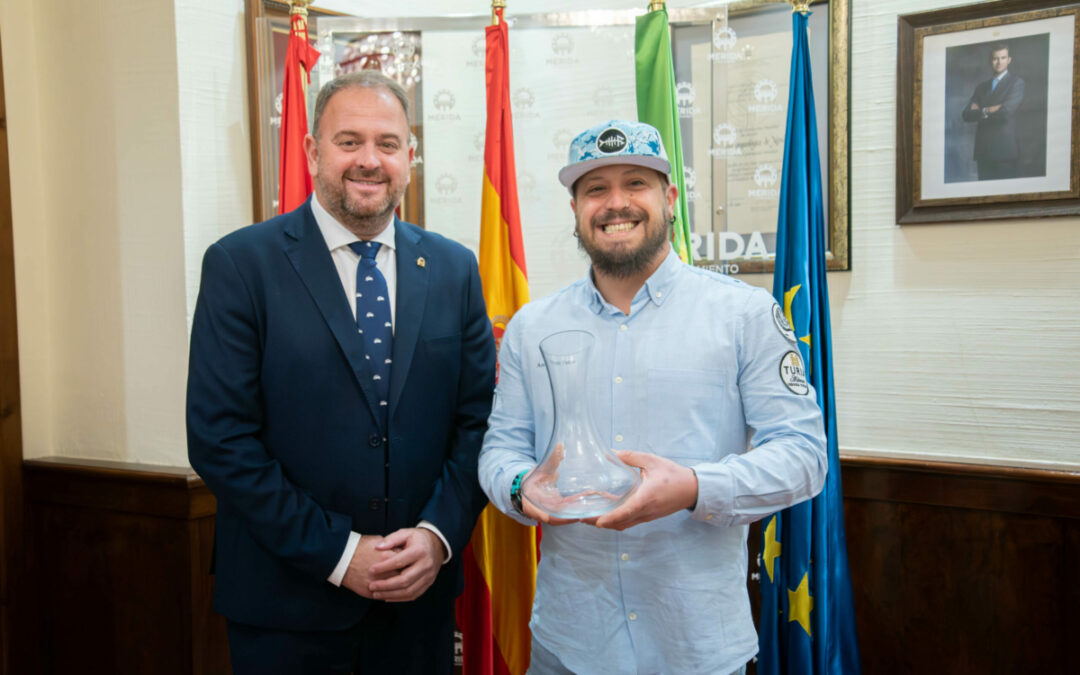 Rodríguez Osuna recibe al chef del restaurante ‘Agallas’ de Mérida a quien felicita y reconoce oficialmente por sus últimos éxitos gastronómicos