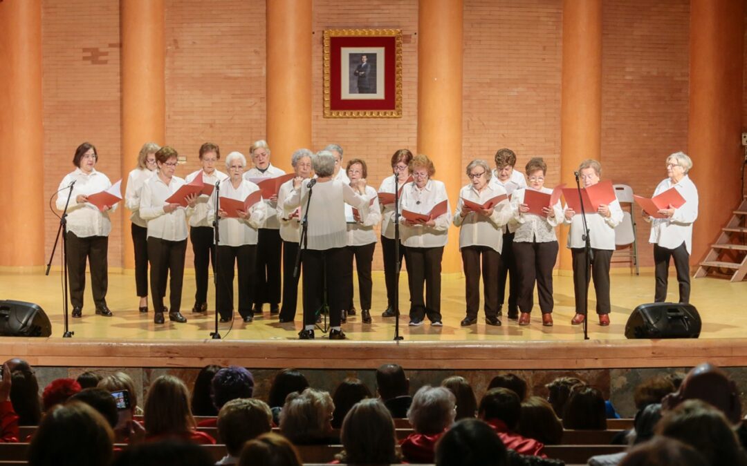 Villancicos, bailes y música en la Gala de Navidad de las y los Mayores de Mérida a la que han asistido más de trescientas personas