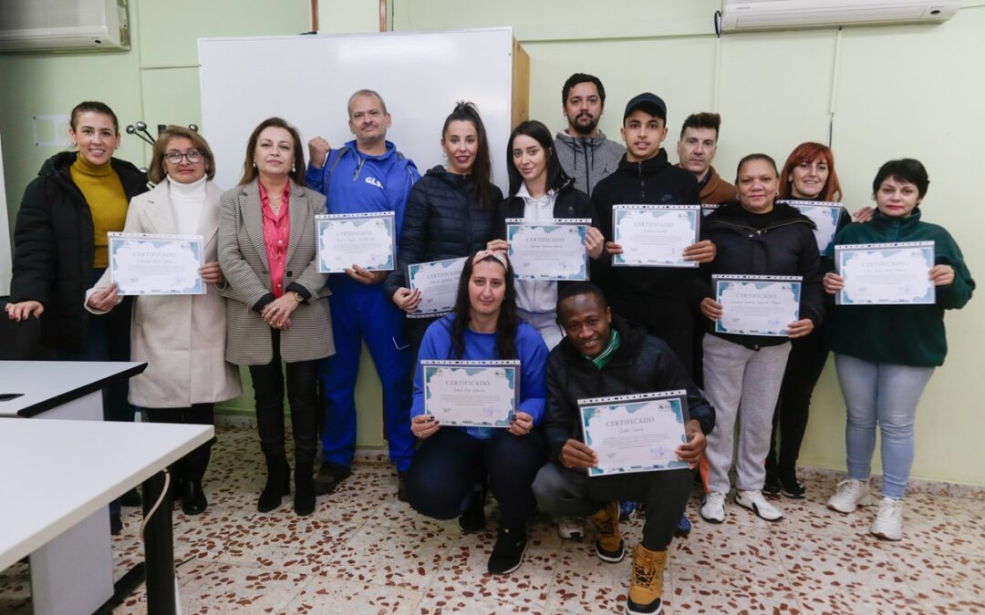 Dos alumnos del Programa Crisol logran empleo tras finalizar el curso de mozo de almacén y logística