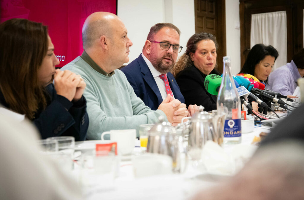 Osuna resalta la transformación de Mérida con más empleo, más inversiones, menos deuda, más derechos sociales, más obras y la dinamización de nuestra ciudad con la firma de 395 contratos administrativos que han supuesto una inversión superior a los 27 millones de euros durante 2023