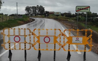 Cortado un acceso a Don Álvaro por el desbordamiento del arroyo del Judío y se corta al tráfico de peatones y vehículos la calle Holguín por el desprendimiento del techo de una vivienda