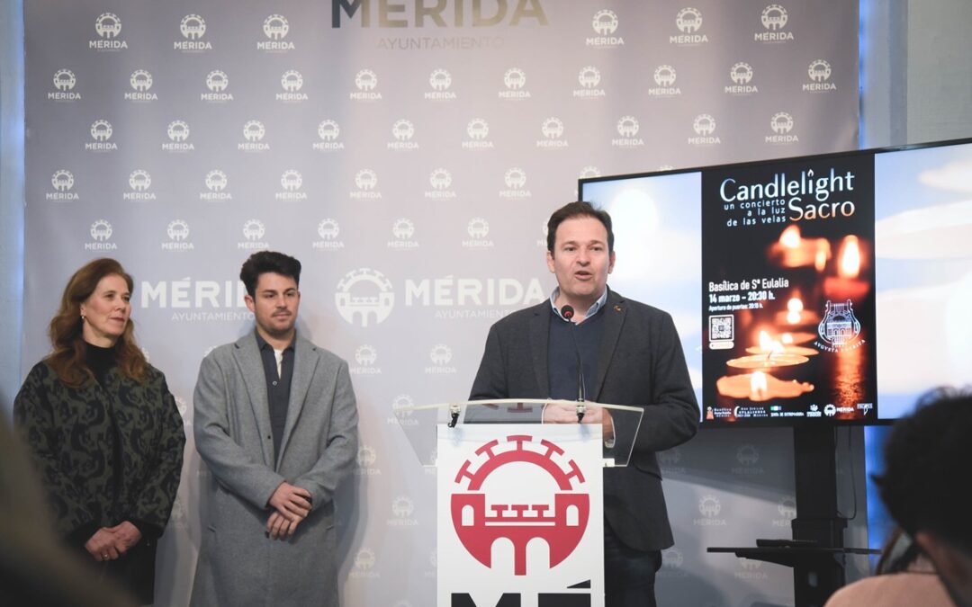 Mil doscientas velas y la Coral Augusta Emérita en un concierto de música sacra en Santa Eulalia