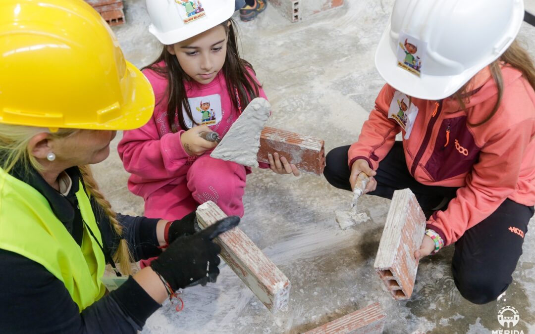 Un centenar de niños y niñas se divierten aprendiendo con el proyecto Kids Camp en la Escuela Profesional Barraeca III