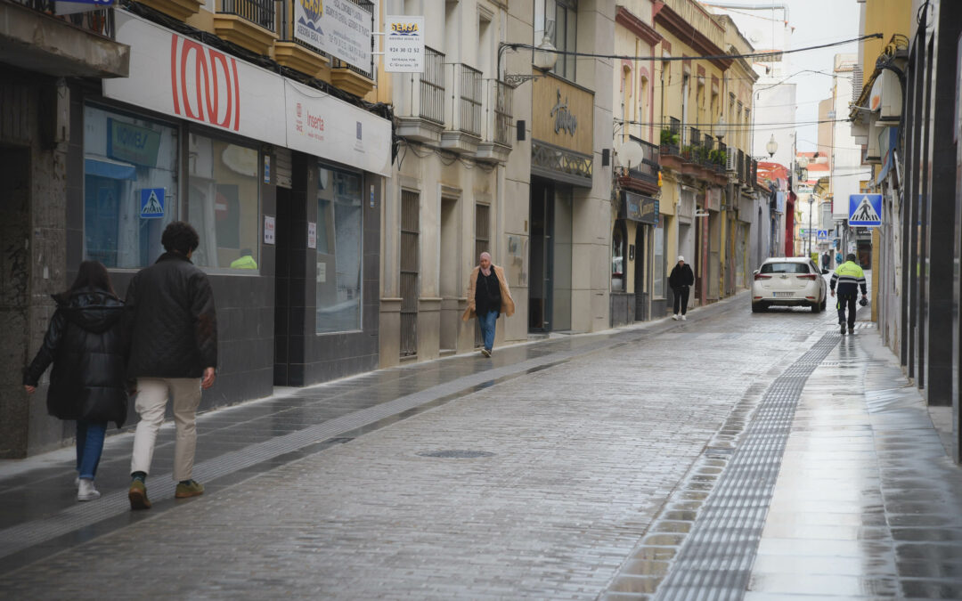 El alcalde visita la transformación en plataforma única de Graciano, John Lennon y Plaza Santo Domingo que cuentan con nuevo mobiliario urbano, accesibilidad universal y nueva iluminación artística de la Alcazaba