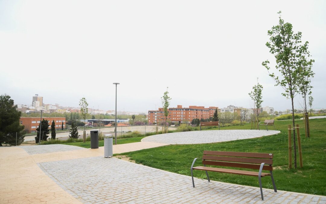 El alcalde inaugura la transformación de los jardines y paseos junto al acueducto de San Lázaro que cuentan con zonas de recreo, nuevo parque, mobiliario urbano y nueva iluminación artística para el monumento