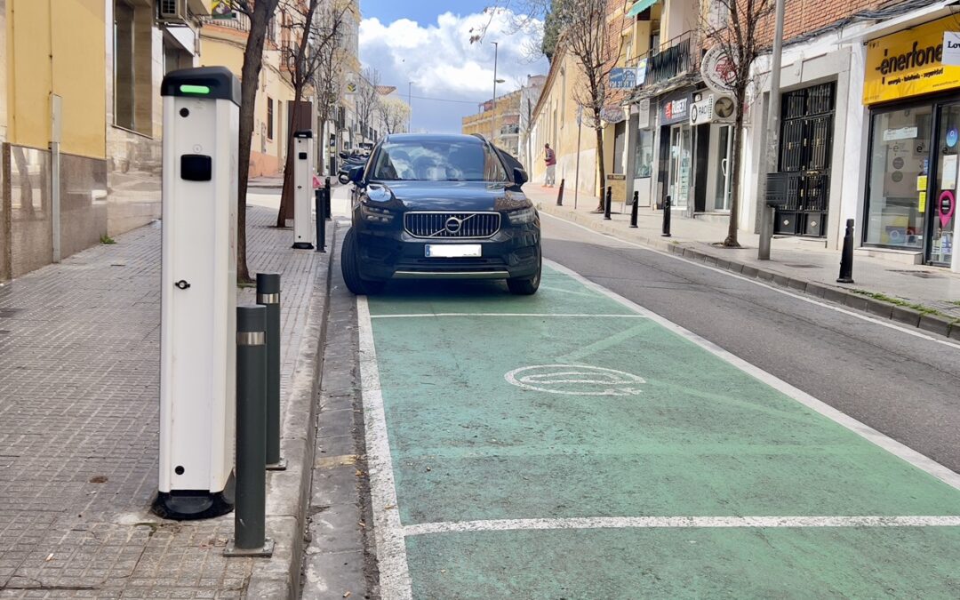 El Ayuntamiento instala dos nuevos puntos de recarga semi-rápida en la calle Almendralejo