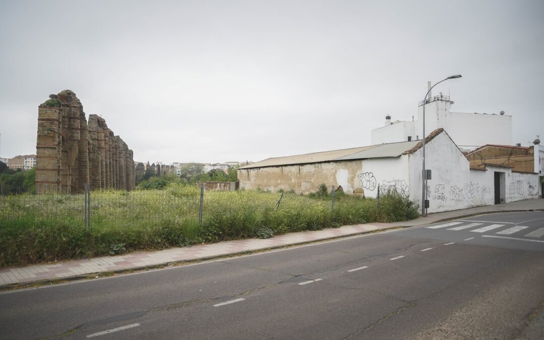 El alcalde anuncia el inicio del expediente para expropiar una parcela de más de cinco mil metros cuadrados frente al acueducto de Los Milagros que se transformará en zonas verdes y un auditorio al aire libre junto al monumento