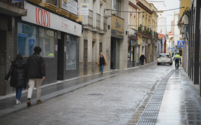 El alcalde visita la transformación en plataforma única de Graciano, John Lennon y Plaza Santo Domingo que cuentan con nuevo mobiliario urbano, accesibilidad universal y nueva iluminación artística de la Alcazaba