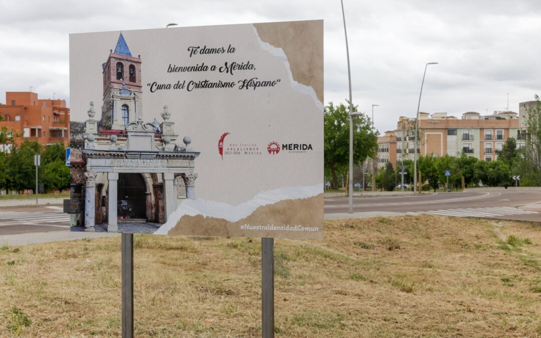 Las entradas a la ciudad ya lucen paneles de bienvenida a la ciudad de Mérida “Cuna del Cristianismo Hispano” con motivo del Año Jubilar