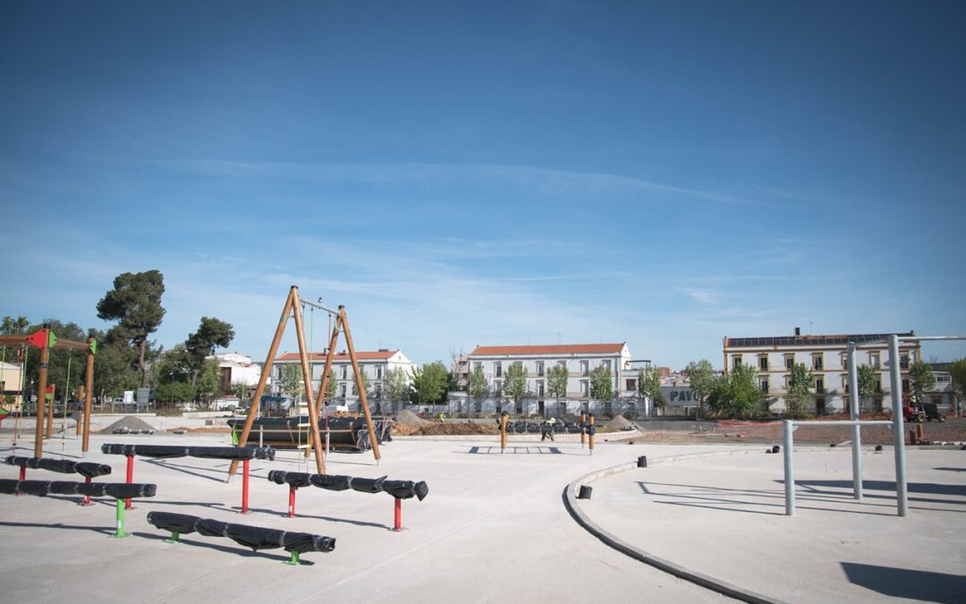 El alcalde, Antonio Rodríguez Osuna, visita las obras de la Ciudad de la Infancia que avanzan a muy buen ritmo y ya pueden diferenciarse los distintos espacios con los que contará este macroparque