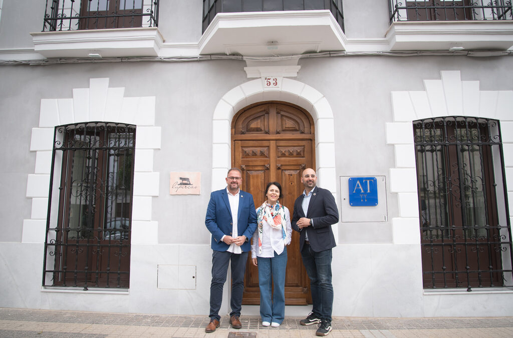 El alcalde visita el nuevo complejo de apartamentos turísticos ‘Lupercas’ que ha abierto sus puertas en un edificio del siglo XIX en la Rambla
