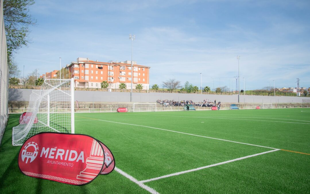 El alcalde visita la finalización de las mejoras del Complejo Deportivo de La Paz donde se han invertido más de 700.000 euros con la pista polideportiva renovada, nueva luminaria, nuevo césped artificial, cerramientos y mejoras en eficiencia energética