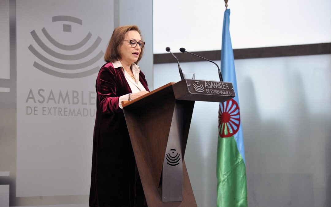 El ayuntamiento se suma a la conmemoración del Día Internacional del Pueblo Gitano con la colocación su bandera y la participación en el acto institucional de la Asamblea de Extremadura