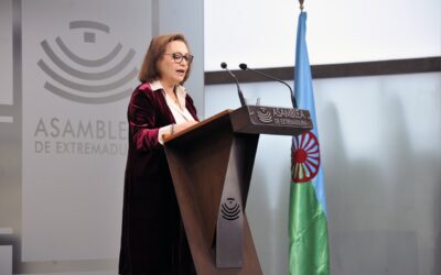 El ayuntamiento se suma a la conmemoración del Día Internacional del Pueblo Gitano con la colocación su bandera y la participación en el acto institucional de la Asamblea de Extremadura