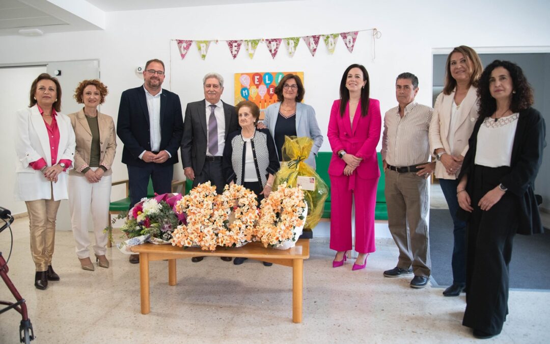 El alcalde impone el escudo de oro de la ciudad a María Becerra en el día en el que cumple los 100 años