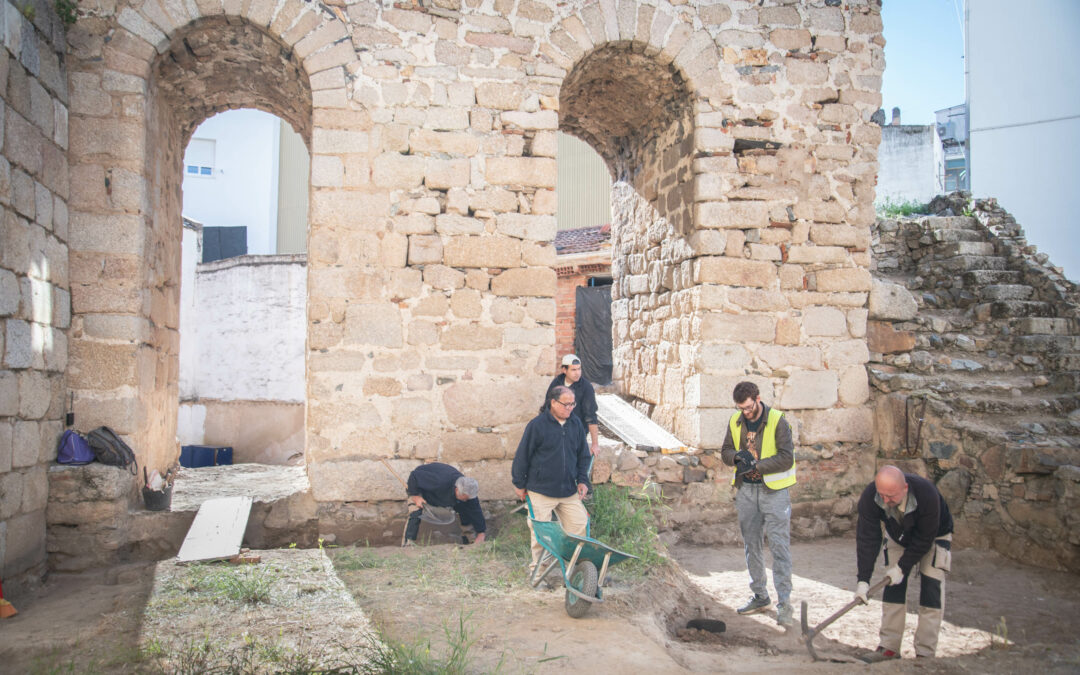 El Ayuntamiento encarga al Consorcio las excavaciones de la Torre Albarrana que permitirán definir la cronología del espacio y llevar a cabo la nueva plaza y acceso al Teatro María Luisa