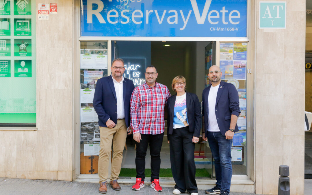 Abre en la calle Almendralejo de Mérida una nueva agencia de viajes dedicada a desplazamientos de larga distancia y de grupos que ha sido visitada hoy por el Alcalde y el delegado de Comercio