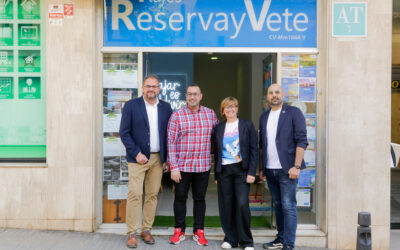 Abre en la calle Almendralejo de Mérida una nueva agencia de viajes dedicada a desplazamientos de larga distancia y de grupos que ha sido visitada hoy por el Alcalde y el delegado de Comercio