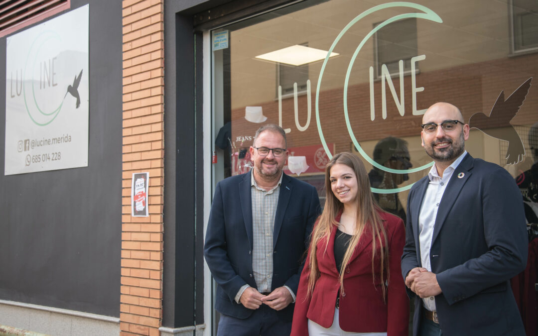 El Alcalde visita ‘Lucine’, una tienda de moda que acaba de abrir en Nueva Ciudad y que apuesta por el trato cercano y la calidad de sus productos