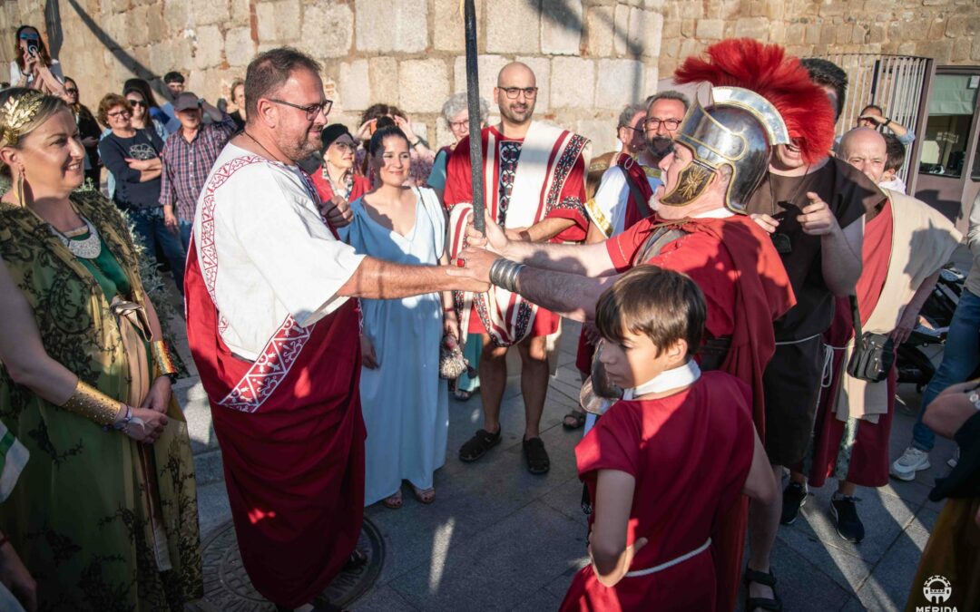 El alcalde da el pistoletazo de salida a la edición más ambiciosa de ‘Emerita Lvdica’ ante un abarrotado Templo de Diana recordando que el ayuntamiento ya trabaja para que se declare Fiesta de Interés Turístico Nacional