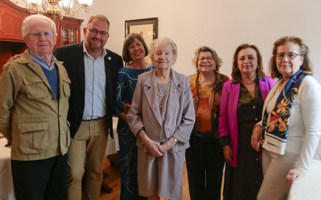 El alcalde visita a Amparo Amorós en el día de su 100 cumpleañosy le impone el Escudo de Oro de la ciudad