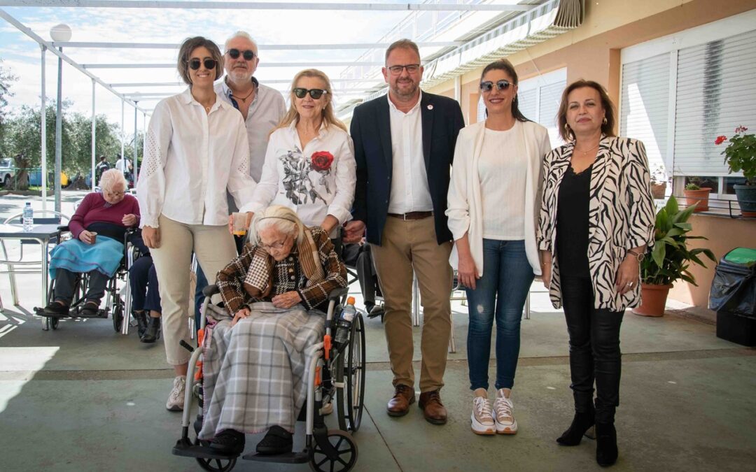 El alcalde, Antonio Rodríguez Osuna, impone el escudo de la ciudad a Josefina Vergel tras cumplir 103 años