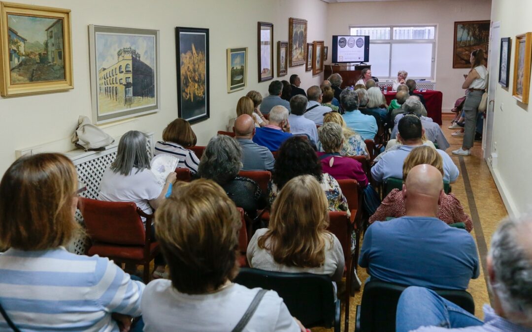 Carmen Yañez asiste al comienzo del Ciclo de Conferencias del Instituto del Arqueologíadel CSIC que tendrán lugar en el Liceo de Mérida todos los miércoles hasta el 26 de junio