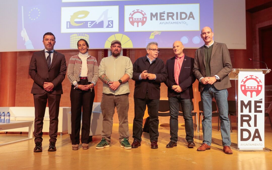 El IES Emérita Agusta organiza un coloquio en Mérida sobre las elecciones al Parlamento Europeo “que supone un espacio de debate democrático muy importante en estos tiempos”, ha destacado el Portavoz, Julio César Fuster