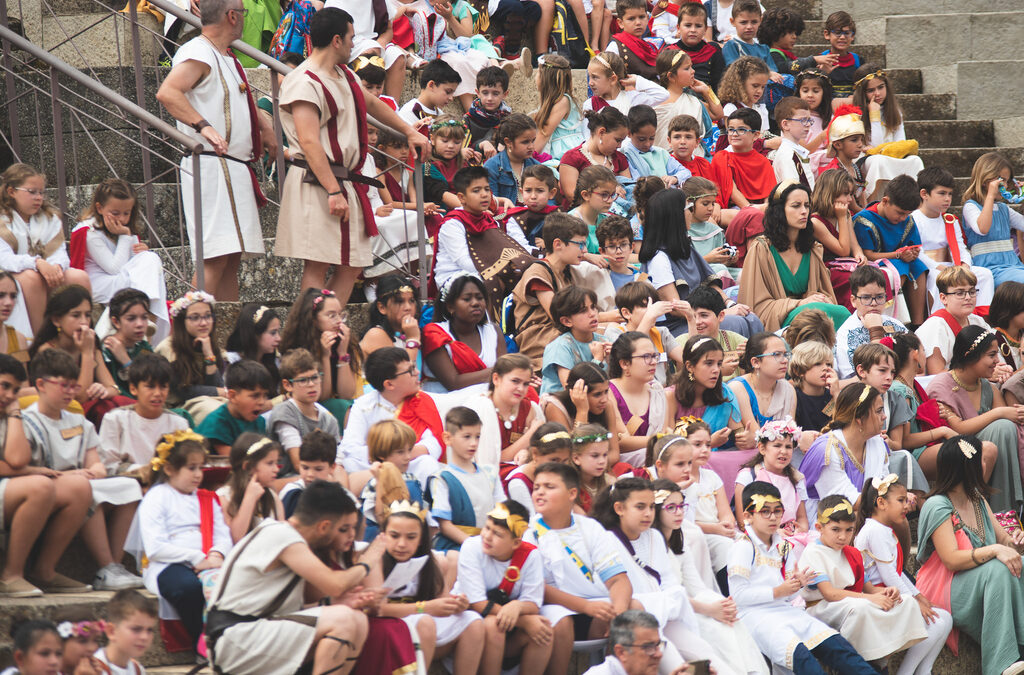 Cerca de 2.000 alumnos y alumnas de Primaria y Secundaria participan en la ‘Nominatio’ y ‘Lavreatio’ de ‘Emerita Lvdica’ en el Teatro Romano este viernes