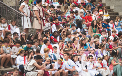 Cerca de 2.000 alumnos y alumnas de Primaria y Secundaria participan en la ‘Nominatio’ y ‘Lavreatio’ de ‘Emerita Lvdica’ en el Teatro Romano este viernes