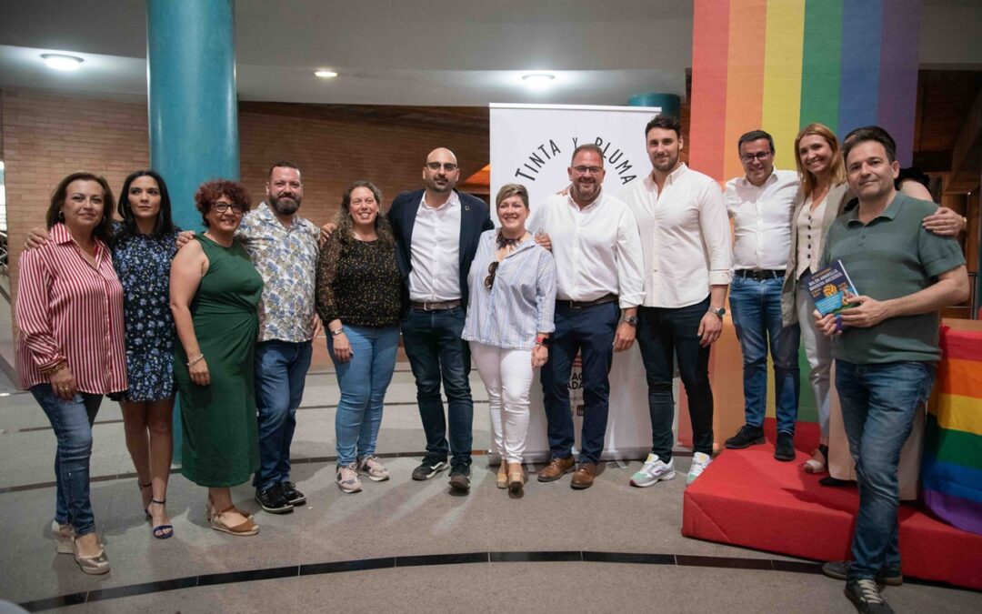 El alcalde asiste a la presentación del libro de Víctor Gutiérrez, “Balón amarillo, bandera arcoíris: el deporte de élite sale del armario”, donde resaltó el compromiso de Mérida en defensa y lucha por los derechos LGTBIQ+
