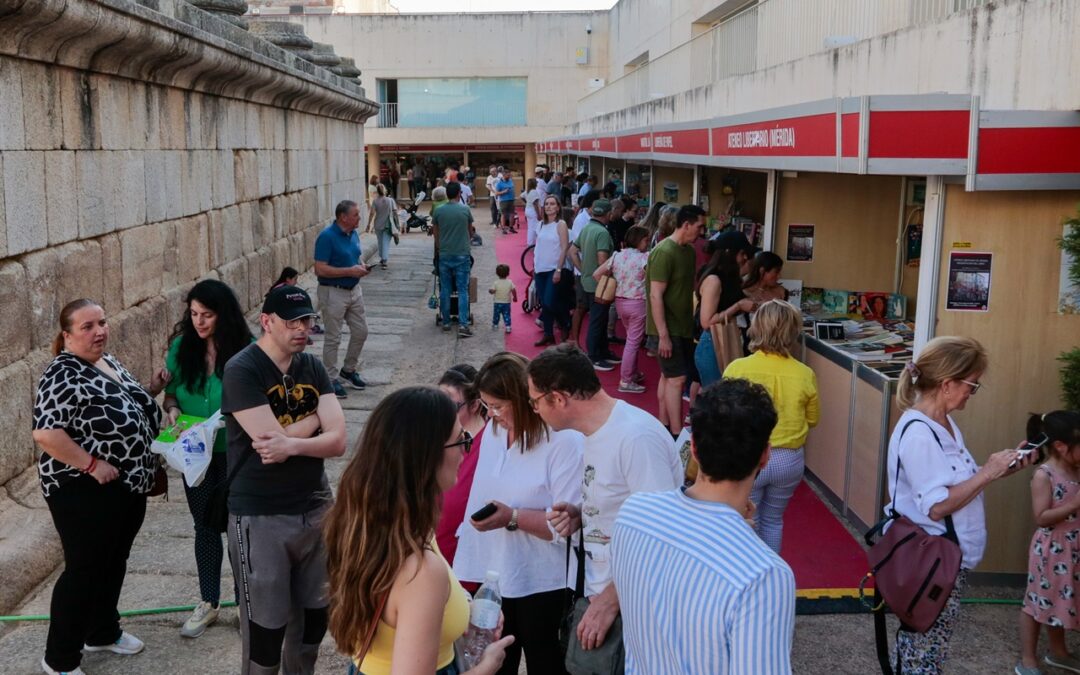 Los libreros de las casetas de la Feria del Libro sienten la afluencia de público que se desplaza hasta el Templo de Diana a comprar sus próximas lecturas, durante las dos primeras jornadas