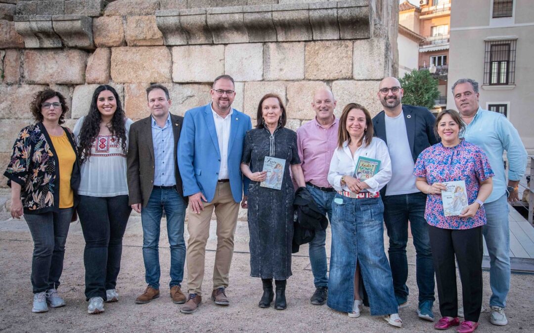 El alcalde, Antonio Rodríguez Osuna, visita a todos los libreros y libreras de la Ferida del Libro en el arranque de la 43 edición que contó con la presentación del libro “Los pecados de Marisa Salas” de la escritora Clara Sánchez