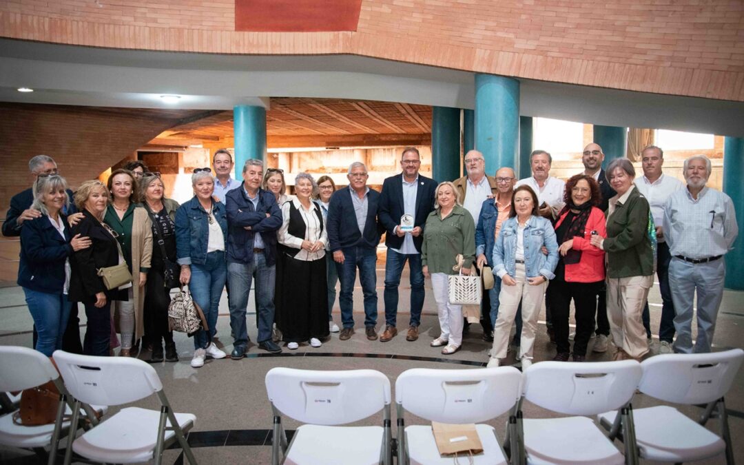 El alcalde recibe una placa del alumnado de la Universidad de Mayores de Mérida “por su apoyo y colaboración siempre con todas y todos los estudiantes y en agradecimiento al fomento de esta institución en la ciudad”