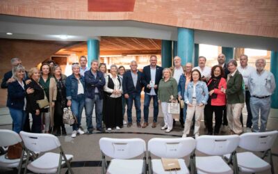 El alcalde recibe una placa del alumnado de la Universidad de Mayores de Mérida “por su apoyo y colaboración siempre con todas y todos los estudiantes y en agradecimiento al fomento de esta institución en la ciudad”