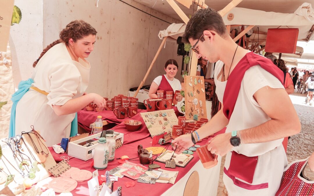 El lienzo de la muralla de la Alcazaba, en la calle Graciano, se incorpora a los espacios de Emerita Lvdica con la instalación de un mercado con ambientación romana