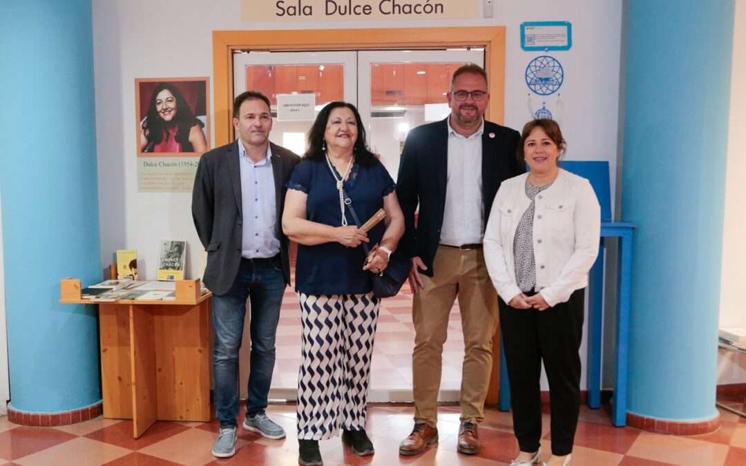 La sala principal de la Biblioteca Municipal Juan Pablo Forner pasa a denominarse, desde hoy, Sala Dulce Chacón