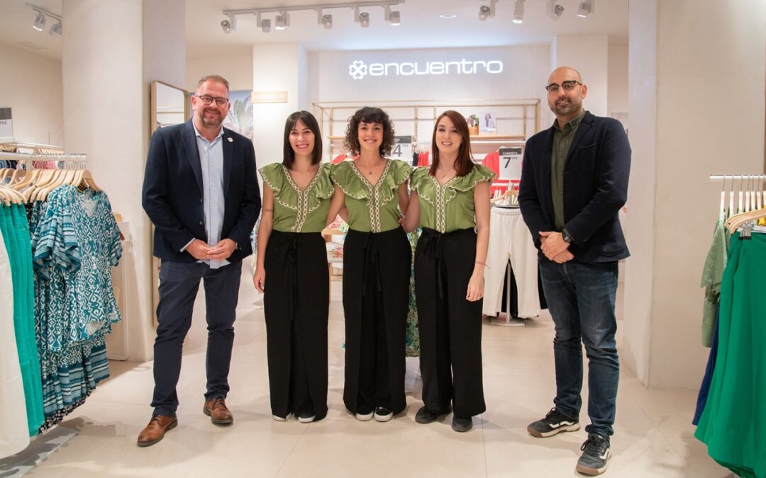 El alcalde visita la tienda que la franquicia de moda española “Encuentro” ha abierto en Mérida en la calle Cervantes