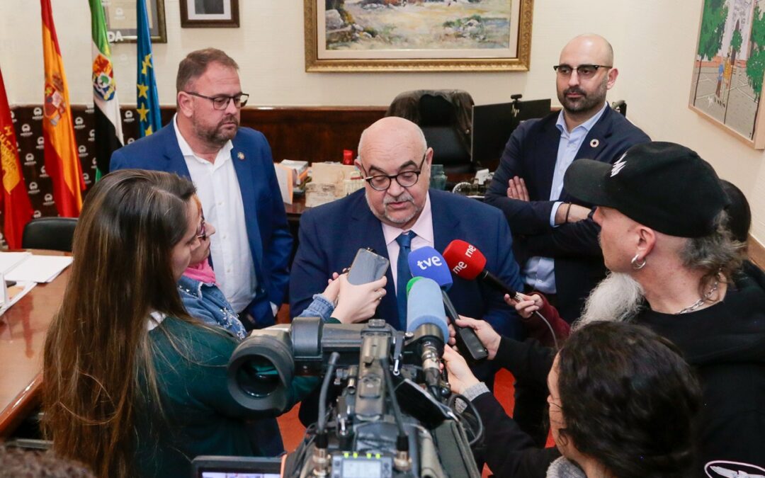 El alcalde recibe al director de Amnistía Internacional España, Esteban Beltrán, que ya cuenta con una sede de la organización en Mérida
